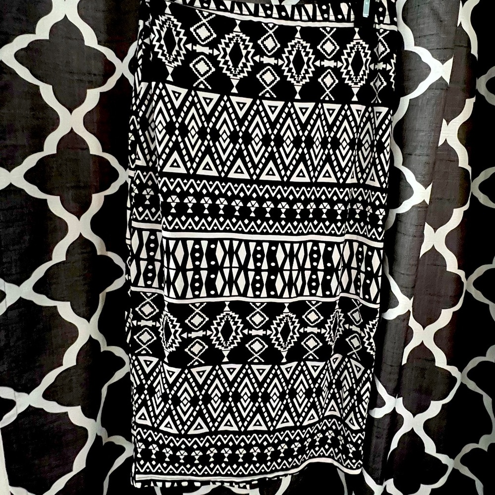 Patterned black and white long pencil skirt